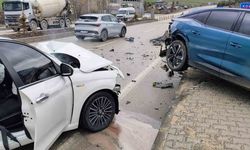 TOKİ Kavşağında Kaza: 2 Kişi Hastaneye Kaldırıldı