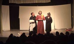 Tunceli’de Sahne Kahkahaya Boğuldu! Stand-Up Gösterisinde Kadın Korosu Sürprizi