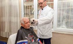 Yaşlılar berbere gidemeyince belediye devreye girdi! Kapı kapı tıraş hizmeti