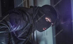 Diyarbakır'da Kadın Kılığıyla Kuyumcuya Giren Hırsızlar İş Yeri Sahibini Vurarak Kaçtı