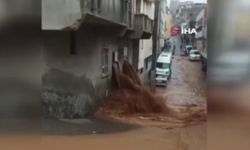 Şanlıurfa'da sağanak yağış sele dönüştü: Ev ve oteli su bastı