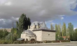 Malatya’da Irmak Bir Gecede Yön Değiştirdi! Türbenin Sırrı Görenleri Şaşkına Çeviriyor