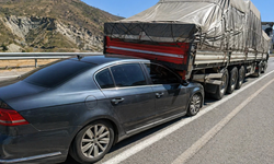 TIR’ın Altına Giren Otomobil Hurdaya Döndü! Sürücü Mucizevi Şekilde Kurtuldu