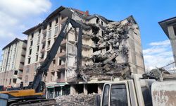 Doğanşehir’de Ağır Hasarlı Binaların Yıkımı Sürüyor