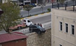 Darende’de Feci Kaza: Otomobil İstinat Duvarında Asılı Kaldı