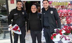 Diyarbakır'da Kavga İhbarına Gelen Polisler Çiçeklerle Karşılandılar