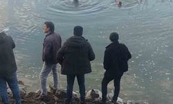 Elazığ'da Baraj Gölüne Uçan Otomobildeki Sürücüyü Ekipler Kurtardı