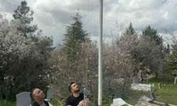 Elazığ’da Şehit Kabirlerinde Sessiz Değişim: Solmuş Bayraklar Yenileniyor