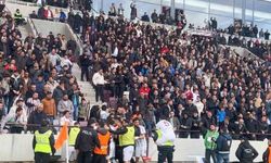 Elazığsporlu futbolcu, gol sevincini sahada görevli polisle yaşadı