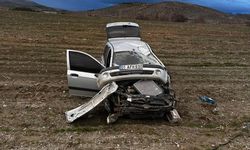 Malatya'da Aydınlatma Direğine Çarpan Araç Takla Attı: 3 Yaralı