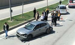 Çevreyolunda Korkutan Kaza: Otomobil Refüje Çarptı, Trafik Aksadı