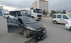 Malatya’da Trafik Kazası: Otomobil Belediye Otobüsüne Çarptı