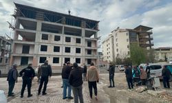 Yeşilyurt’ta Yerinde Dönüşümde Kriz: İşçi Çatıya Çıktı