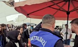 Malatya'da Pazarcıların 'Renkli Şemsiye' Oyununa Zabıta Engeli!