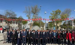 Malatya’da 23 Nisan’da anlamlı tören: Atatürk Anıtı’nda çelenk sunuldu