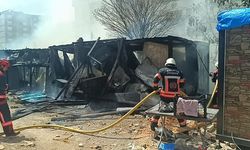 Bostanbaşı’nda Şantiye Yangını: İşçilerin Kaldığı 3 Konteyner Yandı