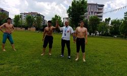 Er Meydanında Nefes Kesen Karakucak ve Aba Güreşi Mücadelesi