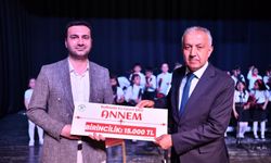 Malatya’da Anneler Günü’nde Duygusal Gece: Şiirler ve Şarkılar Salonu Doldurdu