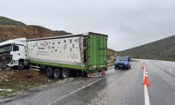 Yağmur Kazayı Getirdi! Malatya’da Tır Yoldan Çıktı