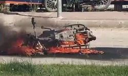 Adıyaman’da Korku Dolu Anlar: Trafik Işıklarında Bekleyen Motosiklet Alevlere Teslim Oldu