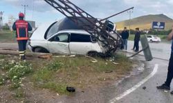 Elazığ-Bingöl Yolunda Feci Kaza: SUV Direğe Çarptı, 4 Kişi Yaralandı