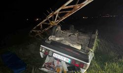 Elazığ'da Gece Yarısı Kaza: Otomobil Elektrik Direğine Çarpıp Ters Döndü