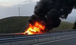 Elazığ'da seyir halindeki otomobil alev topuna döndü