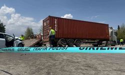 Gaziantep'te Tıra Arkadan Çarpan Otomobil Hurdaya Döndü: 1 Ölü, 4 Yaralı