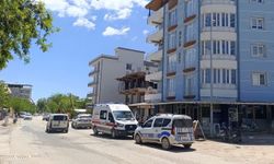 Yürekleri Ağza Getiren Anlar: Balkondaki Şahsı Polis Son Anda Kurtardı!