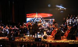 İnönü Üniversitesi'ndeki “Antika Şarkılar” Türkçe Pop Konseri Yoğun İlgi Gördü