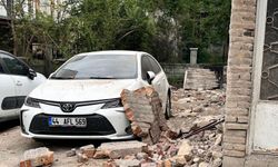 Deprem Sonrası Evin Duvarı Aracın Üstüne Çöktü!