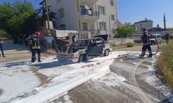 Elazığ'da seyir halindeki otomobil alev alev yandı