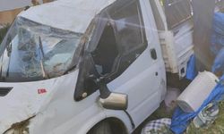 Sivas'ta kontrolden çıkan kamyonet duvara çarptı: 4 yaralı