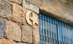 Bir ustanın taşları yontarak yaptığı 30 yıllık ev ziyaretçi akınına uğruyor