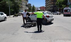 Malatya Kongre Kültür Merkezi önünde kaza: Otomobil ile motosiklet çarpıştı, 1 yaralı!
