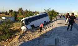 Malatya'da Lastiği Patlayan Servis Aracı Şarampole Devrildi! 5 Yaralı