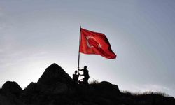 8 asırlık kalenin zirvesinde şanlı bayrak yenilendi: Zorlu tırmanış 2 saat sürdü