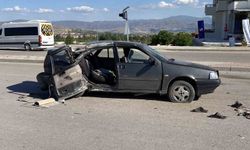 Elazığ’da Feci Kaza: Otomobil Direğe Saplandı, 1’i Ağır 3 Yaralı