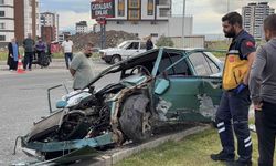Kayseri'de refüje çıkan otomobil hurdaya döndü: 1'i ağır 4 yaralı