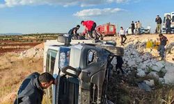 Mardin'de'de Türk Kızılay kamyoneti şarampole yuvarlandı: 4 yaralı