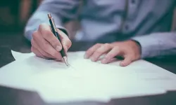 İş Sözleşmelerinde İmza ve Kaşe Kuralı Değişti Mi? Yargıtay'dan Milyonları İlgilendiren Emsal Karar