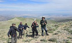 Malatya ve Elazığ'lı Dağcılar Beydağı Zirvesinde Buluştu, en yüksek yere Türk bayrağı dikti