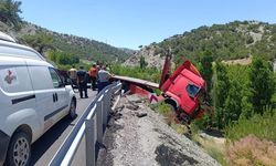 Malatya’da Çekici Bariyerlere Çarparak Askıda Kaldı: Karayolunda Trafik Felç Oldu