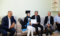Engelleri Aştı! Mezuniyet Belgesini Evinde Aldı