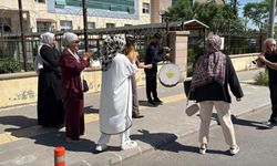 Diyarbakır'da Sıra Dışı Boşanma: Adliye Önünde Halay Çekti, Eski Eşi Bağlama Çaldı