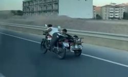 Elazığ’da Motosikleti Üzerine Uzanarak Sürdü!