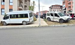 Malatya Yeşilyurt’ta Mesai Öncesi Korkutan Kaza: Minibüs ile Otomobil Çarpıştı!