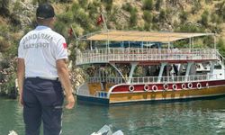 Şanlıurfa'da Sürüklenen Tekne Turistleri Jandarma Kurtardı