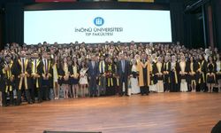 İnönü Üniversitesi Tıp Fakültesi'nde Mezuniyet Coşkusu: Genç Hekimler Beyaz Önlüklerini Giydi