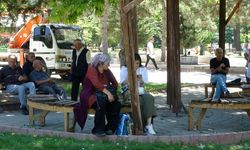 Malatya’da Kavurucu Sıcaklar Parkları Doldurdu! Vatandaşlar Gölgelik Alanlara Akın Etti